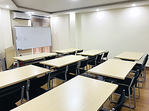 最大15名まで収容可能な、事務所内の教室スペース